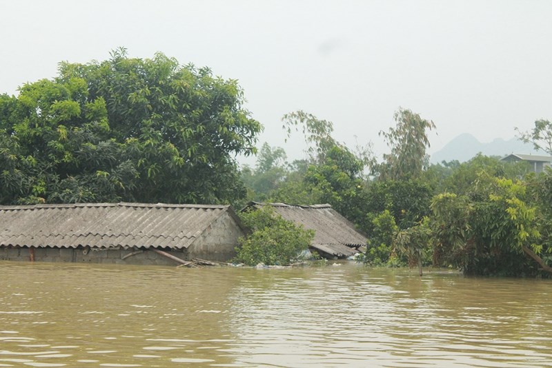 2.700[-]nhà[-]dân[-]Hà[-]Nội[-]vẫn[-]ngập[-]chìm[-]trong[-]lũ